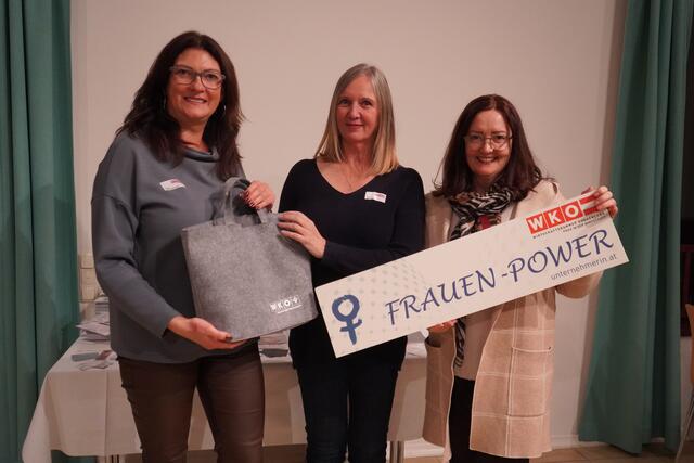Frauen-Power beim Netzwerktreffen am Friedrichshof: Bianca Hartmann-Waba, Karin Perkmann, Charlotte Jautz   | Foto: Andrea Glatzer