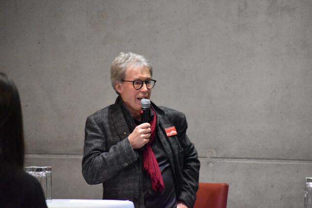 Klaus Adamer (Kammer der Ziviltechnike­r*innen | Arch+Ing Tirol und Vorarlberg, Vorstand der Sektion ArchitektInnen) konnte zur Eröffnung der Ausstellung in der FH Kufstein viele Gäste begrüßen.  | Foto: Barbara Fluckinger