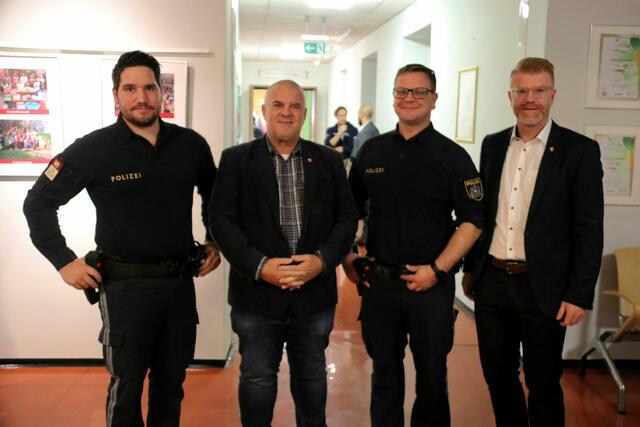 Bürgermeister Harald Bergmann und Vize Erwin Schabhüttl konnten auch Vertreter der Polizei begrüßen. | Foto: KF/Harrer
