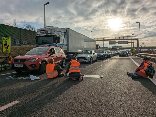 Schon die ganze Woche über gab es Protestaktionen. So auch auf Autobahnen. | Foto: Letzte Generation (AT)