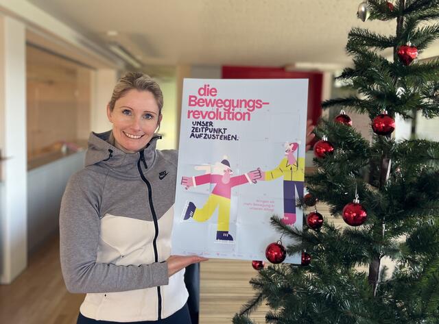 Nadja Büchler vom ASVÖ mit dem bewegten Adventkalender: Hinter jedem Türchen versteckt sich andere Übung, die ganz leicht in den Alltag integriert werden kann. | Foto: Die Bewegungsrevolution