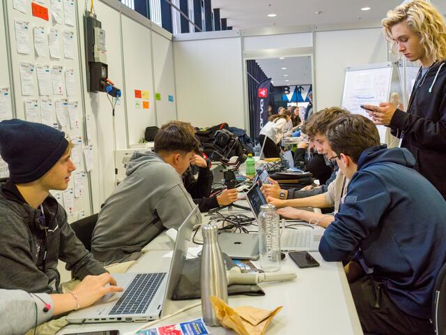 In der Schauredaktion wurde immer fleißig gearbeitet und das wurde von den Besucherinnen und Besuchern bestaunt.  | Foto: Thomas Maurhart