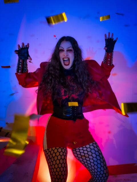 Katharina Seebacher schlüpft in der neuesten Inszenierung des Stadttheaters Murau in die Rolle des Rotkäppchens.  | Foto: Stadttheater Murau