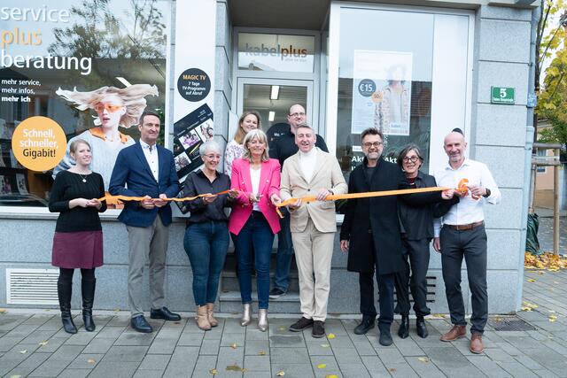 Kabelplus berät ab sofort auch in der Unteren Hauptstraße 5 in Neusiedl am See: Bürgermeisterin Elisabeth Böhm mit Ehrengästen und dem Team von kabelplus bei der Eröffnung | Foto: kabelplus / Seebacher