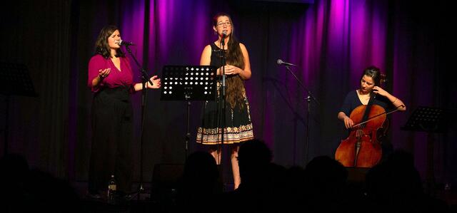 Im Theater Nestroyhof Hamakom interpretiert "Soveles" jiddische Lieder auf neue Art und Weise. | Foto: Anna Netouschek