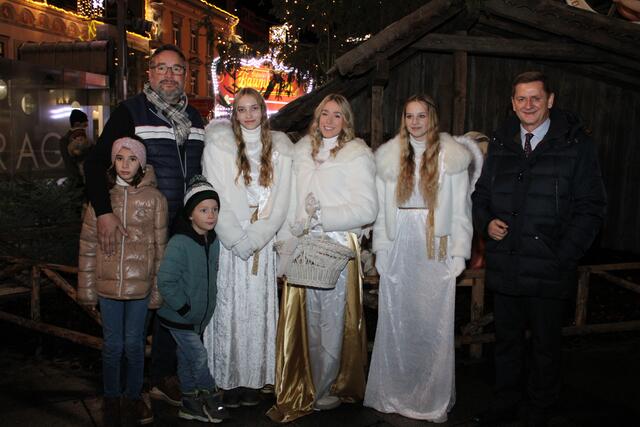 Der Christkindlmarkt in Leoben ist offiziell eröffnet. Citymanager Edgar Schnedl (links) und Bürgermeister Kurt Wallner (rechts) mit dem Christkind und den beiden Engerln.  | Foto: RegionalMedien Steiermark