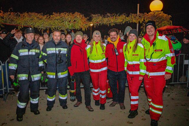 Feuerwehr und Wasserrettung sorgten für einen ordnungsgemäßen und reibungslosen Ablauf des Umzuges.