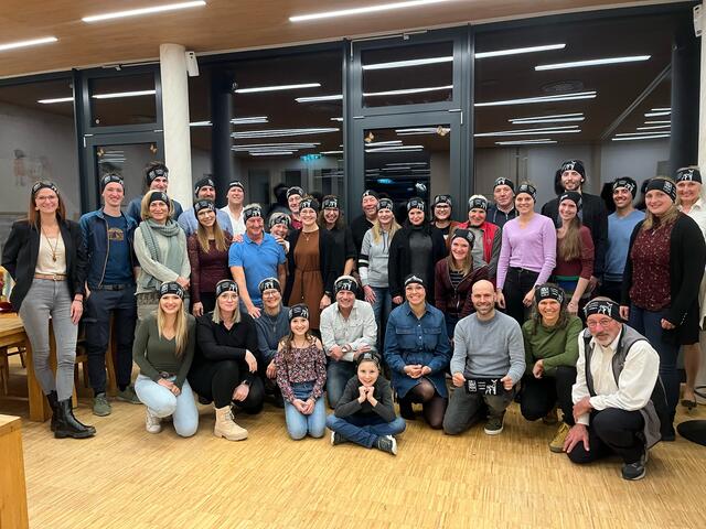 Die Teammitglieder der "Rehkitzrettung und Drohnenassistenz Lungau" bekamen im Zuge der Jahreshauptversammlung Stirnbänder mit dem neuen Vereinslogo überreicht. | Foto: Christiane Doppler