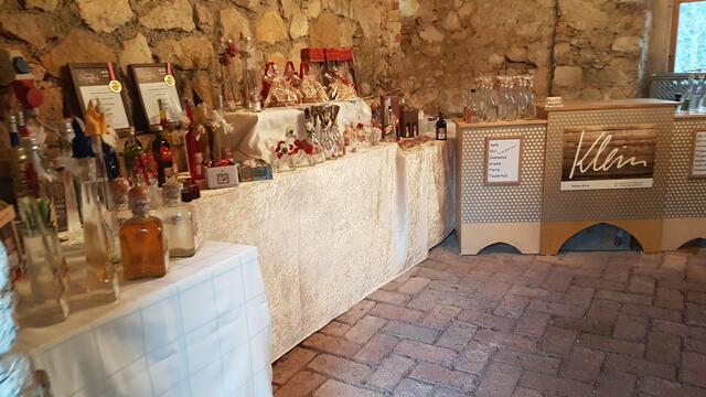 Geschenke vom Adventmarkt. | Foto: Verein Burg Neuhaus