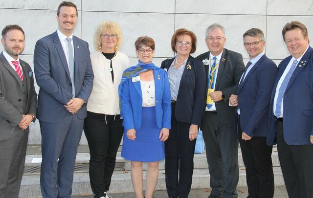 Sekretär Matthias Robinig, Präsident Karl Krassnitzer, Governor Eva Gfrerer-Unterlerchner, IP Patti Hill, Ingrid und Walter Zemrosser,  PG Markus Tschischej und Kärnten-Chef Wolfgang Müller (v. l.)freuen sich über  gelungene Forumtage.  | Foto: Lions/KK