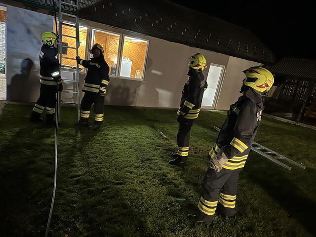 Vier Feuerwehren standen in Wörterberg im Einsatz, ein verletzter Hausbewohner wurde ins Krankenhaus gebracht. | Foto: Bezirksfeuerwehrkommando Güssing