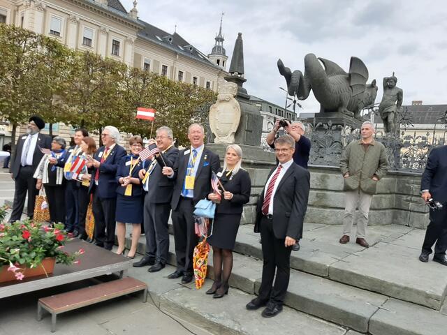 Lions International mit IP Pattin Hill (5. v. l.) gibt sich bei in Klagenfurt ein Stell dich ein.  | Foto: Lions/KK