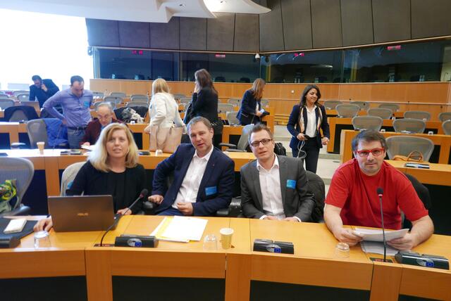 Irene Kari, Andreas Babler, Clemens Zinnbauer und Norbert Ciperle im Parlament in Brüssel. | Foto: privat