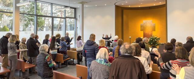 Das Weihnachtslieder-Singen in der großen Abschiedshalle stiftet Trost und Verbundenheit. | Foto: St. Barbara Friedhof / Clemens Frauscher