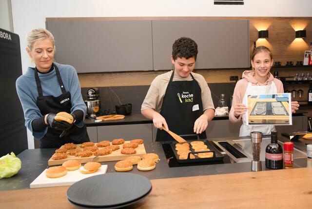 Sabine Hölllinger-Hartl hilft den Schüler der vierten Klasse Mittelschule beim Kochen. | Foto: Alfred Hofer