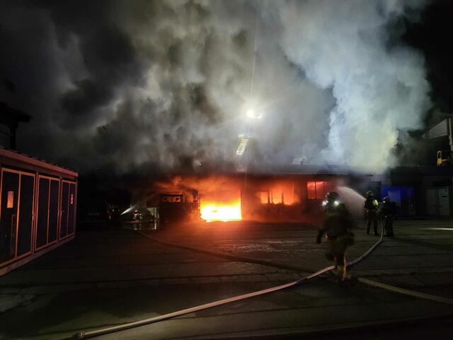 In Radstadt kam es in der vergangenen Nacht zu einem Großeinsatz. Ein Brand in einer Garage forderte 135 Einsatzkräfte. | Foto: FF Radstadt