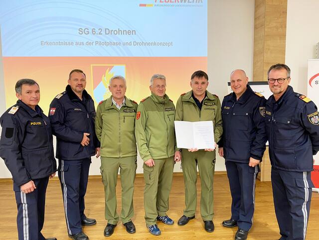 Dekretübergabe: Inspektionskommandant Kontrollinspektor Bernhard Bieler, Inspektionskommandantstv. Abteilungsinspektor Reinhold Jelencsits, Sachgebietsleiter HBI Martin Ulreich, Feuerwehrkommandantstv. OBI Christian Ulreich, Feuerwehrkommandant HBI Kurt Tripamer, Landespolizeikommandantstv. Genenralmajor Werner Fasching, Bezirkspolizeikommandant Oberstleutnant Oskar Gallop | Foto: Stadtfeuerwehr Pinkafeld
