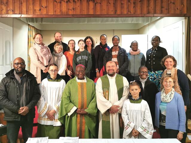 Bischof John Makau aus Kenia und Pfarrer Jerome Ciceu (Bildmitte) feierten einen zweisprachigen Gottesdienst im Zellerndorfer Pfarrsaal. | Foto: Josef Messirek