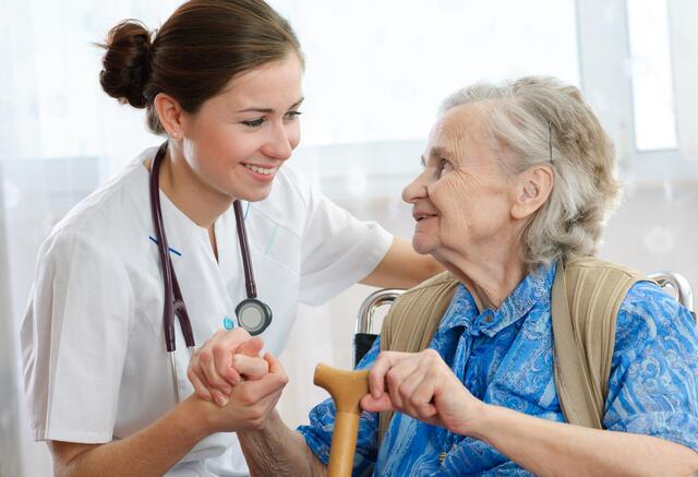 Auch den Zugang für Sozial- und Pflegeberufe will man 2024 erleichtern. Dazu wurde ein Initiativantrag eingebracht. | Foto: Alexander Raths - Fotolia