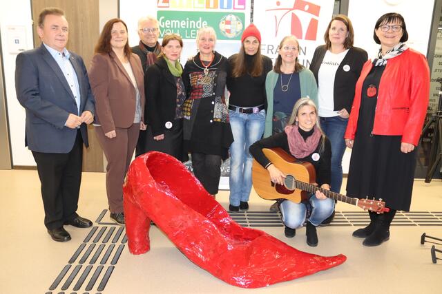 Bürgermeister Franz Mold, Stadträtin Silvia Moser, Erwin Hopfgartner, Jennifer Freith, Myriam Urtz, Tatjana Zinner, Heidi Wiesmüller, Anna Haneder, Vizebürgermeister Andrea Wiesmüller (stehend, v.l.) Claudia Volf (sitzend) | Foto: Jana Urtz