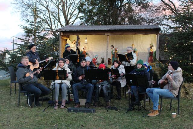 Die Tamburizza-Orchester Schandorf sorgte für die musikalische Umrahmung des Adventmarktes. | Foto: Anika Paul