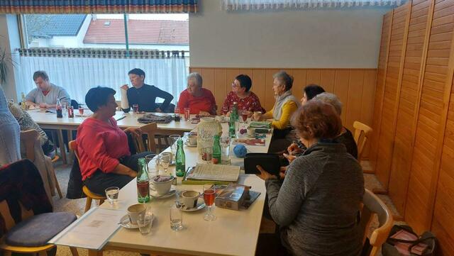 25 interessierte Damen kamen zum ersten Strickkreis in Schandorf. | Foto: Bernhard Herics