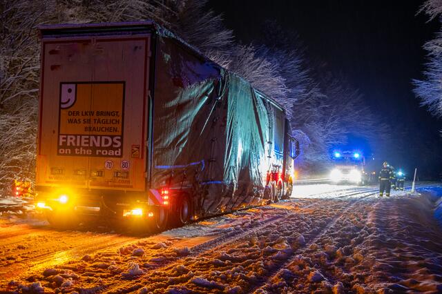 Bei tief winterlichen Fahrverhältnissen drohte ein 50 Tonnen schwerer Schwertransport auf der leicht nach rechts abfallenden B138 in den Straßengraben zu rutschen. | Foto: Fotokerschi.at