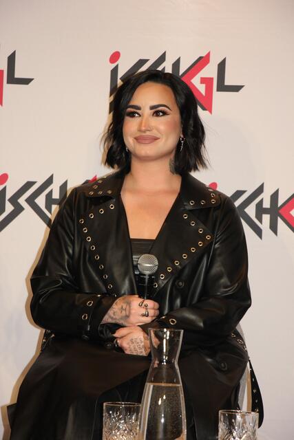 Gut gelaunt stellte sich Demi Lovato den Fragen der anwesenden Journalisten. | Foto: Schwarz