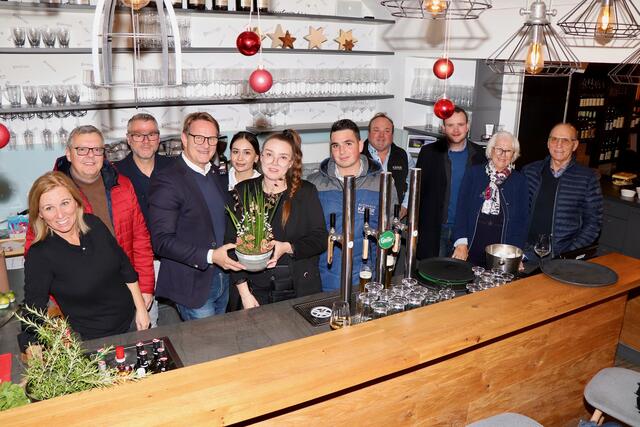 Das Quartier-Team rund um Torina Käfer im Kreis einiger Eröffnungsgäste, an der Spitze Bgm. Marcus Martschitsch.