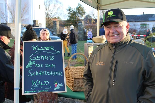 Die Jägerschaft Schandorf verkaufte unter anderem leckeren Wildleberkäse. | Foto: Anika Paul