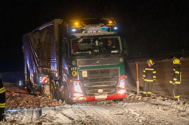 Bei tief winterlichen Fahrverhältnissen drohte ein 50 Tonnen schwerer Schwertransport auf der leicht nach rechts abfallenden B138 in den Straßengraben zu rutschen. | Foto: Fotokerschi.at