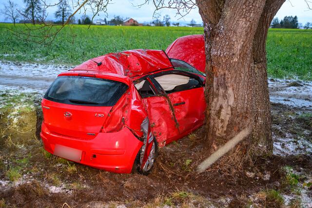 Die genaue Unfallursache wird derzeit noch ermittelt, jedoch dürften die winterlichen Straßenverhältnisse eine Rolle gespielt haben. | Foto: Fotokerschi.at