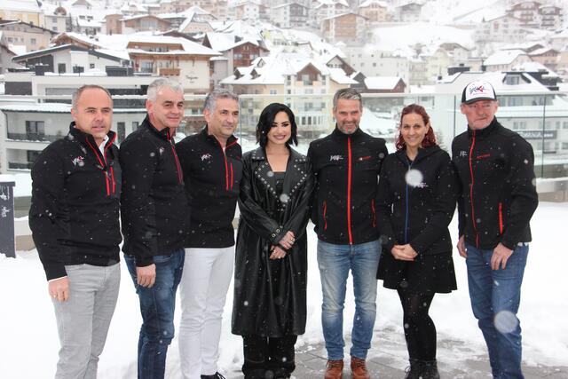 Superstar Demi Lovato mit Markus Walser, Jürgen Kurz  und Günther Zangerl (Silvrettaseilbahn AG), Michael Zangerl, Myriam Walser und Alexander von der Thannen (TVB Paznaun-Ischgl) (v.li.) | Foto: Schwarz