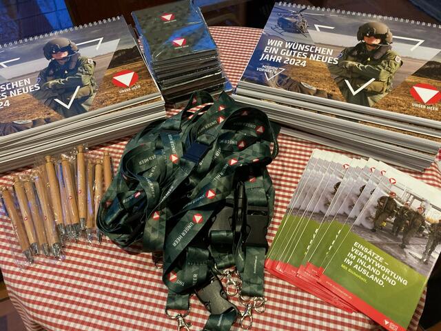 Weihnachtsgeschenke mit besten Grüßen von unserem Militärkommandanten Brigadier Ingo Gstrein | Foto: Gerhard F. Dujmovits - Austrian Soldier of Peace