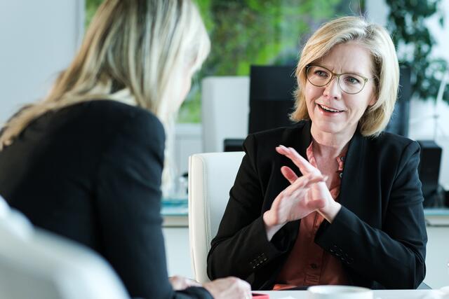 "Klimaschutz und Verkehrswende schaffen Zukunftsjobs – dafür brauchen wir aber auch qualifizierte und motivierte Arbeitskräfte", so auch Klimaschutzministerin Leonore Gewessler (Grüne), "Mit der Aufnahme von Klimaschutz-Berufen auf die Mangelberufsliste leisten wir einen Beitrag dazu, dass in Österreich genügend Fachkräfte für diese große Aufgabe arbeiten." | Foto: Roland Ferrigato