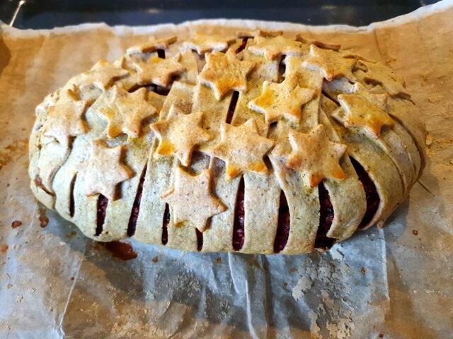 Als Hauptspeise wird ein veganer Wellington auf Wintergemüse serviert.  | Foto: Grünes Lama