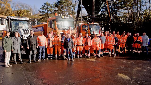 Die Mitarbeiterinnen und Mitarbeitern der Straßenmeisterei Oberpullendorf bei einem Besuch von Verkehrslandesrat Heinrich Dorner (3. von links). | Foto: Landesmedienservice