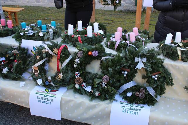 Besonders schöne Adventkränze von der Volksschule Dürnbach wurden zum Verkauf angeboten. | Foto: Anika Paul