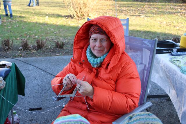 Debbie Bene war vor Ort und um ihre per Hand angefertigte Strickmode zum Verkauf anzubieten. | Foto: Anika Paul