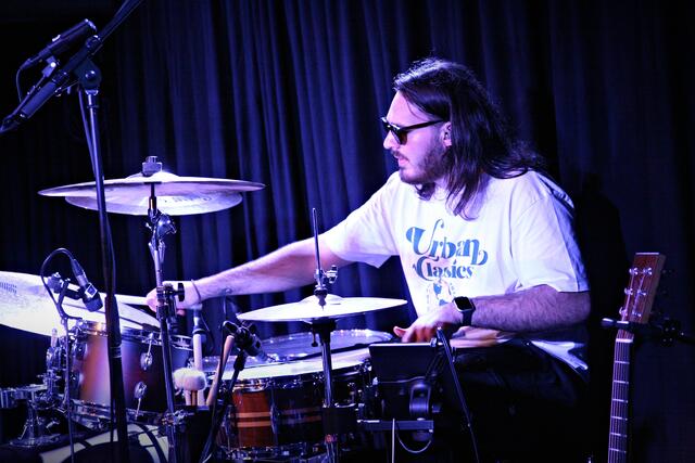 Marius Haid treibt mit aus dem Hintergrund die Band mit voller Dynamik an.