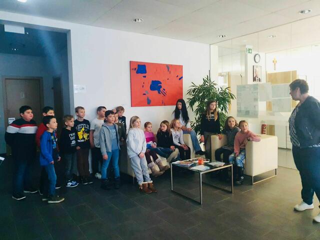 Die Kinder der Volksschule bekamen die Gemeinde von Bürgermeisterin Andrea Reichl erklärt, ehe sie selbst eine "Gemeinderatssitzung" abhielten. | Foto: Gemeinde Deutsch Kaltenbrunn