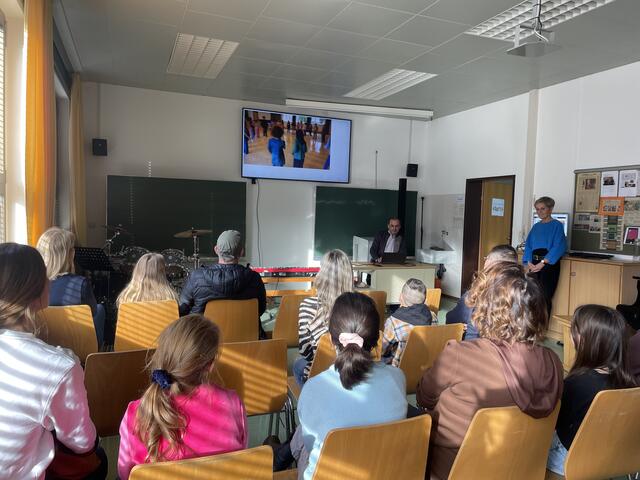 Der Musik-Schwerpunkt wurde mittels Videobeiträgen zu vergangenen Projekten wie beispielsweise Musicals präsentiert. | Foto: Siegele