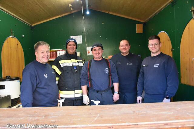 Die Kameraden der Feuerwehr Gleisdorf sorgten auch für das leibliche Wohl.  | Foto: Gerald Dreisiebner