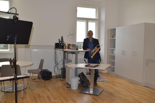 Musikschuldirektor Christian Sauer im Direktorsbüro und Trompentenzimmer. | Foto: Preineder
