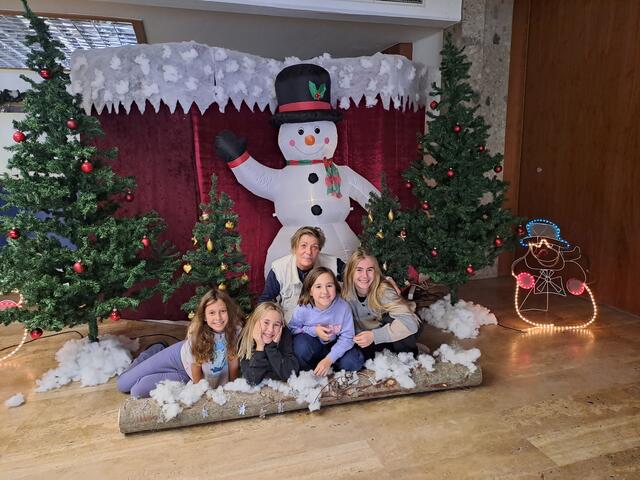 Dagi Bachler (Geißenmutter) und die Theaterkids im vorweihnachtlich geschmückten Foyer der Steinacher Wipptalhalle | Foto: Lorenzatto