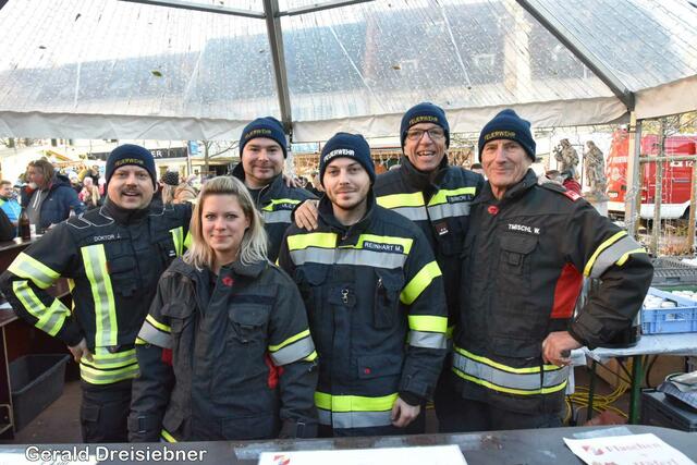 Das Team im Lichterzelt sorgte für das Trinken. | Foto: Gerald Dreisiebner
