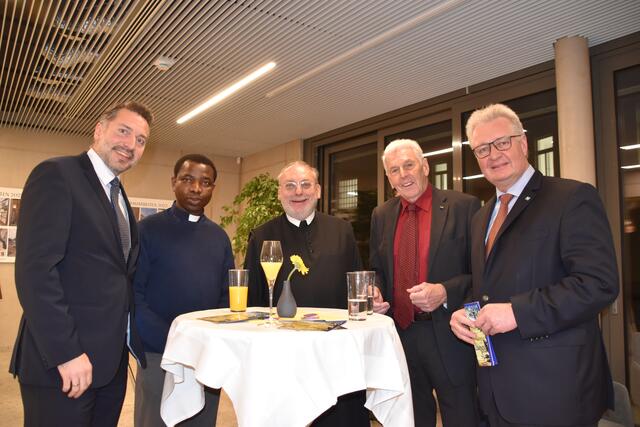 Michael Wollinger, Kaplan Bartholomäus Okwuegbu, Pfarrer Pater Stephan Holpfer, Alfred Flammer, Christoph Kainz. | Foto: Preineder