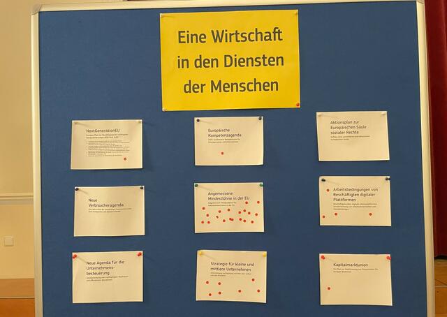 Die roten Punkte zeigen den Fokus der Schülerinnen und Schüler und waren Ausgangspunkt für die Analyse und weitere Gespräche.  | Foto: Gym. Maria Regina