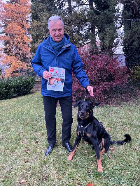 STR Rudi Federspiel mit Beau:  "Bitte denkt an die Tiere und verzichtet auf die Böllerei." | Foto: Linde