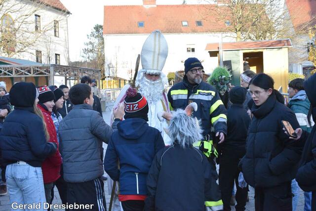 Der Nikolo ging zur Bühne am Hauptplatz | Foto: Gerald Dreisiebner